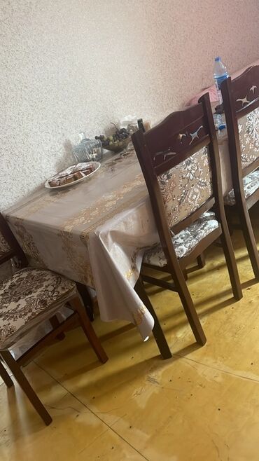 Di̇van-kravat, Divan