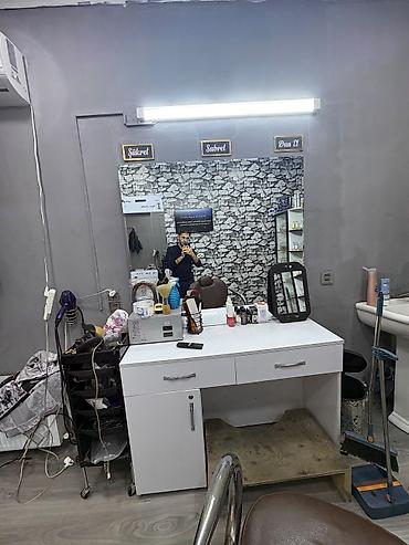 Bərbər/kişi salonu üçün güzgülü iş masası satılır. Ağ rəngli salon
