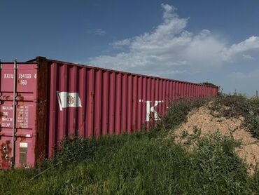 Контейнеры: Морской контейнер, окрашенный в красный цвет, с надписью "K Line"