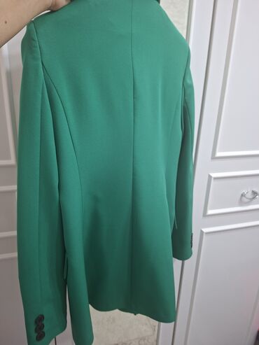 boz pencek: Yaşıl rəngli qadın blazer - Model: ikiqat düyməli (double-breasted) -