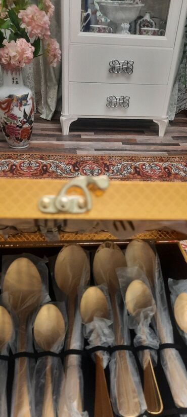 салатовая кухонная мебель: Набор столовых приборов в золотистом чемодане. - Роскошный кейс с