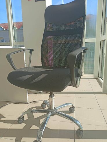 Nameštaj: Na prodaju kancelarijske stolice NOVE Kupljene su pre 5 meseci za