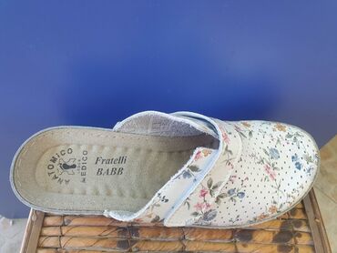 Papuče: Kozne anatomske klompe 
Cena 3950 din 36-41 — 5