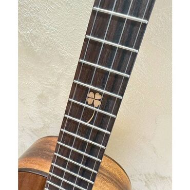 Gitare: Na prodaju ukulele sa srećnom detelinom! Veličina: 26 inča Prednja — 9