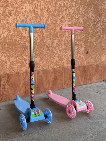 машина дет: Детские самокаты 
-выдерживают до 40кг 
-в двух цветах