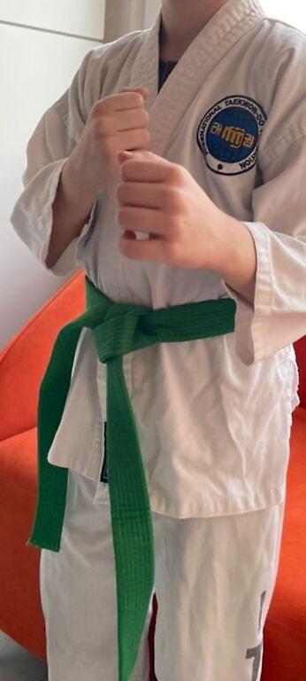 Шлемы: Шлем кожаный. кимоно на 5/8 лет.скакалка для худ гимнастике — 1