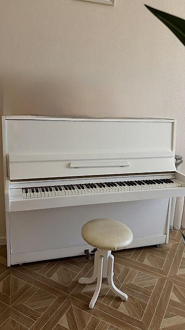 Ağ rəngli akustik upright piano - Klassik upright konstruksiya: ev