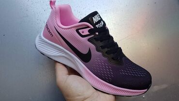 Women's Sneakers and athletic shoes: Nike Zoom
Brojevi 36 do 41 — 6
