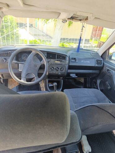 обмен на авто с доплатой: Автомобиль Volkswagen Golf III, представленный в ярко-красном цвете