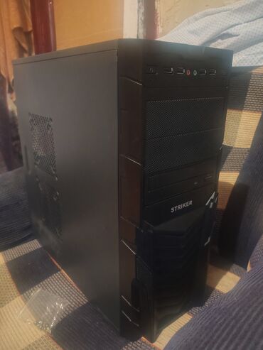 limitsiz data kart: Striker sadə korpusdu. ATX formatda 4 fan dəstəkləyir, 2 küncdə, 1