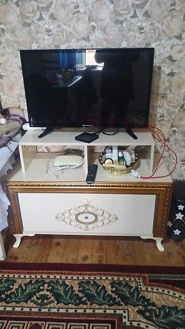 tilvizor altı: Yeni, Düz TV altlığı, Polkalı — 1