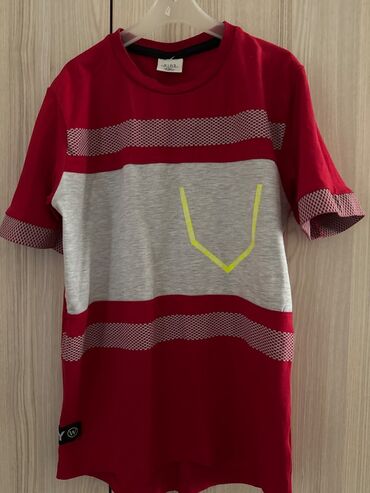 Koftalar, sviterlər: Oğlan uçun koynekler ve şortlar 7-8, 8-9 yaş geyimler Yenidirler — 4