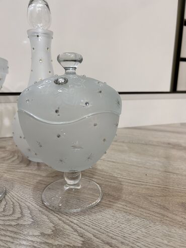 Digər içki üçün qablar: Bokal dəsti. Yenidir. 6 bokal, 1 vaza, 2 mürəbbə qabı, 1 grafin, 2 — 5