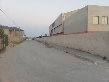 bakı iş elanları 2024: Yeni tikilmiş ev. Ev metal darvazalı daş hasarla əhatə olunmuşdur