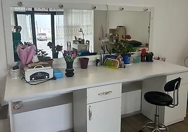 комод в спальню: Gözəllik salonu üçün vizaj/saç ustası masası və güzgü dəsti - Geniş — 1