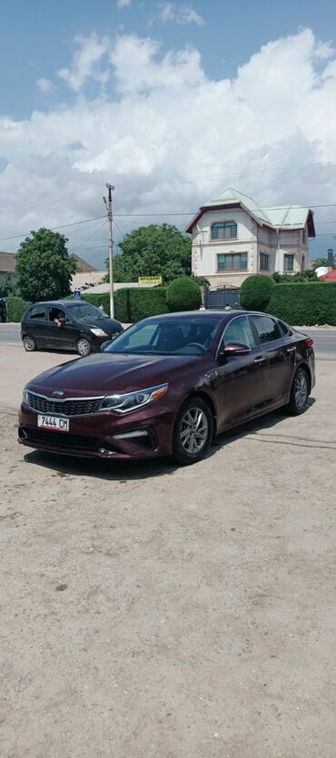 авто ковролин: Элегантный седан Kia Optima в цвете "бордовый металлик" предлагает