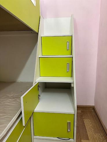 Детская двухъярусная кровать с выкатным дополнительным спальным местом