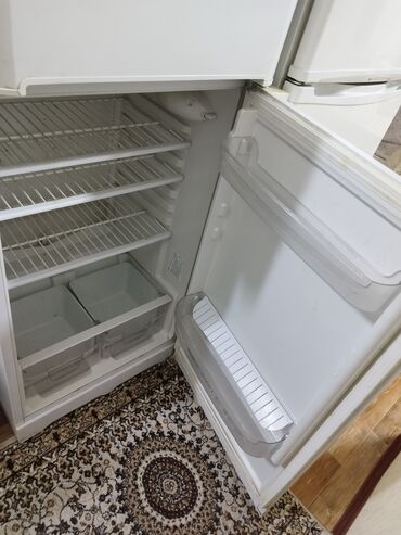 Другая бытовая техника: Двух камерный холодильник в рабочем состоянии б/у 10 000 сом самовывоз