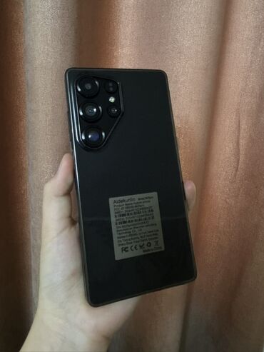 прадаю телефон: Смартфон черного цвета с матовой отделкой и четырьмя камерами на