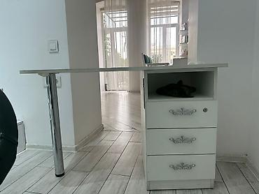 Salon, tibbi mebel: 5 eded manikür masası ( 1 ədəd 50 azn) və 1 ədəd pedikür dəsti satılır — 1