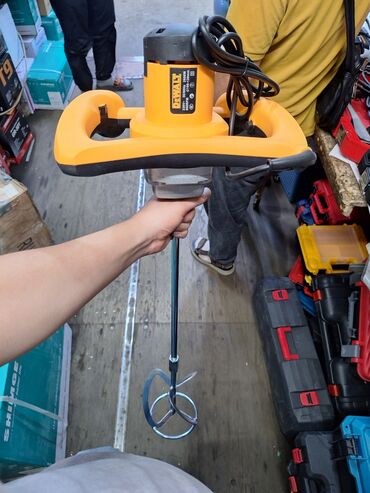 электроинструменты для дома: Строительный миксер DeWalt для смешивания строительных растворов