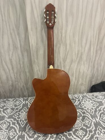 Akustik gitaralar: Klassik/akustik gitara – cutaway (yuxarı deşikli) korpuslu model — 5