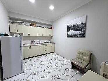 Kommersiya daşınmaz əmlakı: Icarəyə/verilir: İşıqlı ofis/iş otağı - Plan: Uzunsov, ayrı qapılı — 8