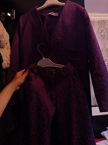 oversize jaket: Bənövşəyi rəngdə, naxışlı iki hissəli dəst: - Üst: V‑yaxalı qısa — 2