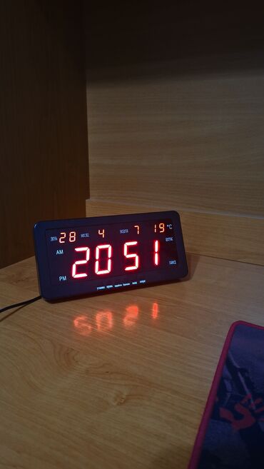 Часы для дома: Настольные часы. показывают температуру, время 12/24, число, дату