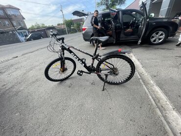 велосипед черный: Продается велосипед 10 000 сом
