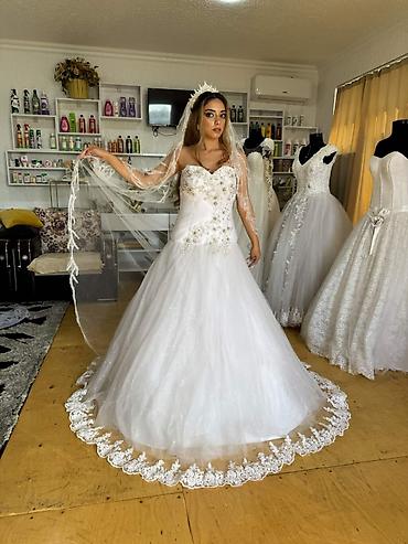 don formalari toy ucun: Müxtəlif üslublarda ağ gəlinliklər. Hər biri krujeva detalları, tül — 7