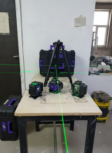 треноги для лазерных уровней: Набор включает лазерных нивелира, каждый из которых предназначен для