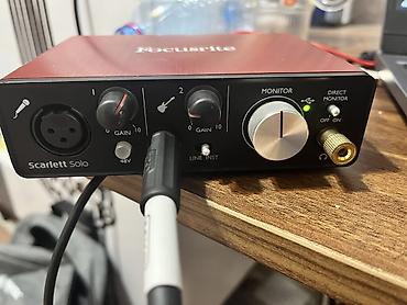 gitara yolana: Focusrite Scarlett Solo USB audio interfeysi - 2 giriş: - 1 x — 1