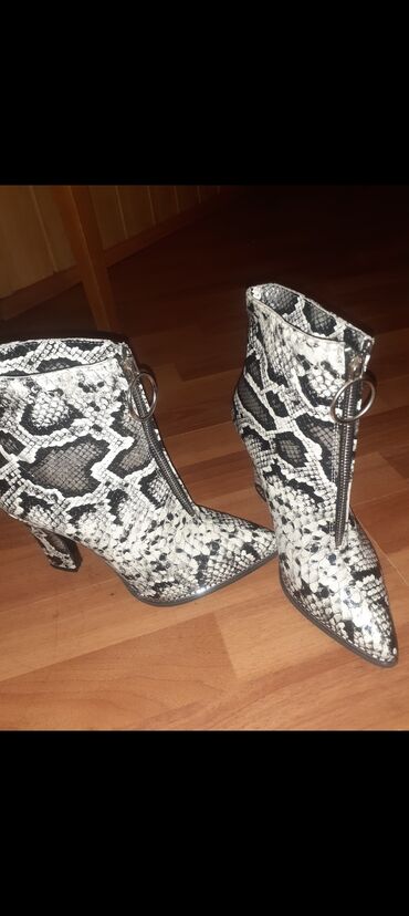 Women's Sneakers and athletic shoes: Qadın üçün qısa çəkmə – ilan dərisi naxışlı - Rəng və naxış: qara-ağ