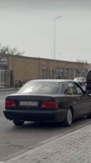 Mercedes-Benz: Mercedes-Benz E-Class: 2 l | 1997 il Sedan — 4