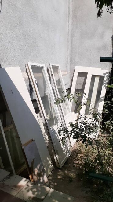 деревянные жалюзи на окна: Все за 2000 сом Набор оконных рам из дерева и стекла, предназначенный