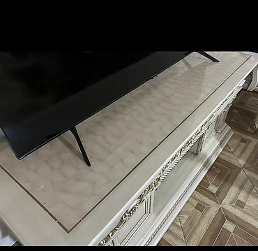 ev telefon altlığı: İşlənmiş, Düz TV altlığı, Polkalı, Şüşəli, Türkiyə — 2