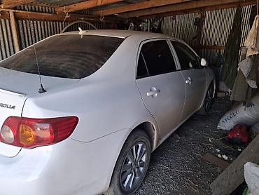 Toyota: Toyota Corolla sedan - Korpus: 4 qapılı sedan, ağ rəng - Nəsil — 5