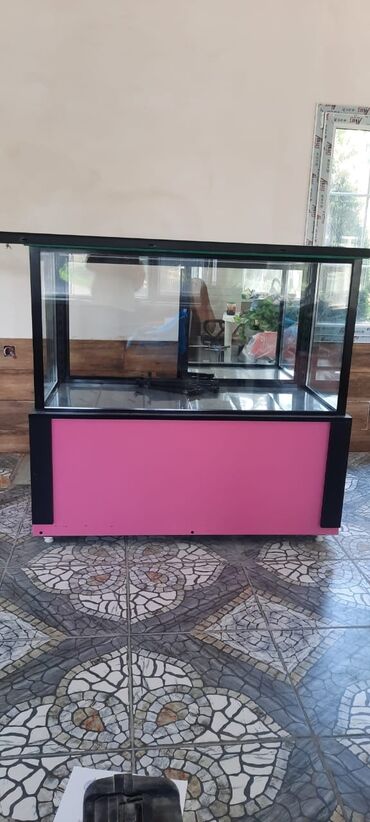 вешалки напольные для одежды оригинальные: Qapalı dolab vitrini, İşlənmiş, Ünvandan götürmə