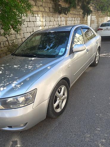 Hyundai Sonata sedan – gümüşü rəng, 5 qapı, ön çəkişli. Texniki və