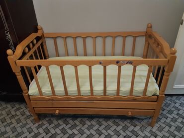 Sifarişlə mebel: Oğlan və qız üçün, İşlənmiş, Dördbucaq, Beşik, Matras ilə, Yellənmə mexanizmsiz