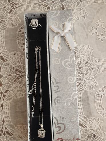 tek qas uzukler: Zərgərlik dəsti – üzük və boyunbağı - Rəng: gümüşü - Material: metal