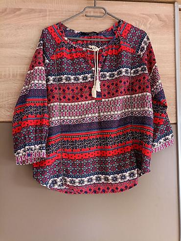 35: Ženska bluza sa raznobojnom šarom. Bluza ima okrugli izrez sa vezicama — 1