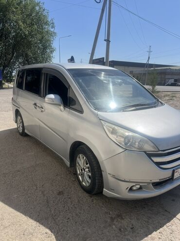 шины кытай: Серебристый минивэн Honda Step WGN, идеально подходящий для семейных