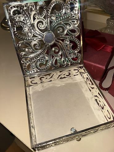 mucru qabi: Zərif dizaynlı metal bəzək qutusu - Material: parlaq xrom rəngli — 2