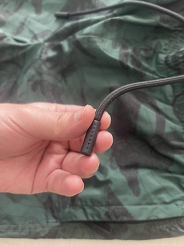 Cinslər və şalvarlar: Lacoste x Netflix kişi şalvarı – Relaxed Fit - Rəng: tünd yaşıl — 2
