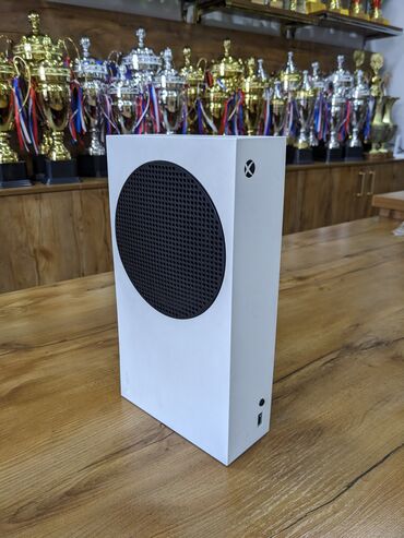 Xbox Series S: Xbox Series S 512Gb white продается за 15.000с состояние рабочее, есть