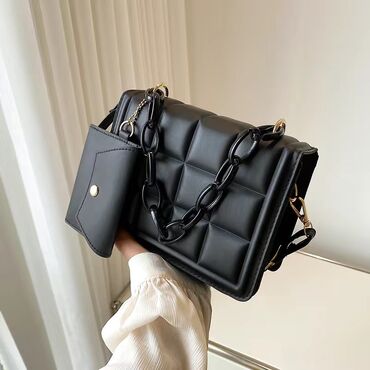 черная сумочка: Новая сумочка 👜 
В наличии есть 
Цена 750 с 
 WhatsApp