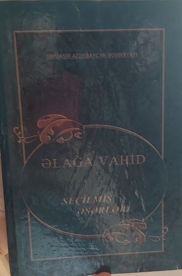 Ələağa Vahidin seçilmiş əsərlərini əhatə edən bu kitab, tünd yaşıl