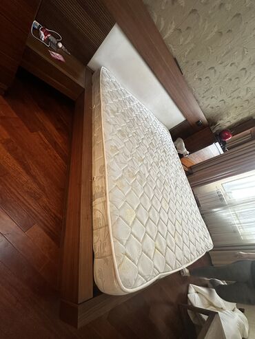 döşəyin sırınması: Tekce matras satilir 80 azn yeni veziyyetdedir